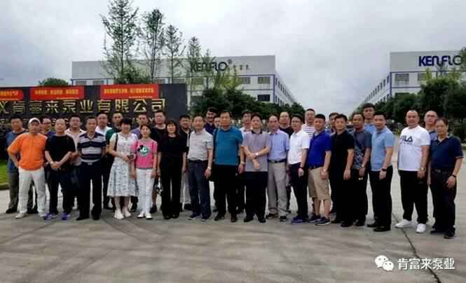 与会人员在遵义北京无极信息安全咨询有限公司有限公司大门口合影留念